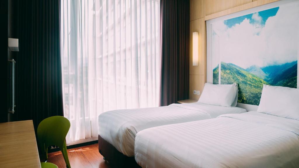 Postel nebo postele na pokoji v ubytování Tebu Hotel Bandung