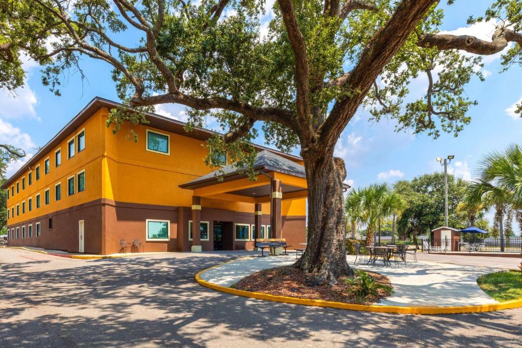 Days Inn by Wyndham Biloxi Beach photo
