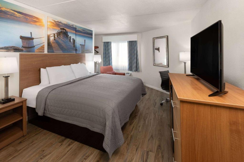 Days Inn by Wyndham Biloxi Beach photo