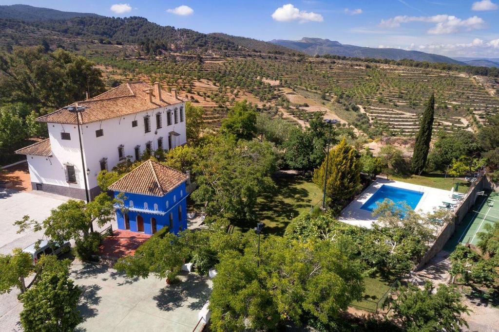 una vista aérea de una casa con piscina en Cortijo Balzain, en La Zubia