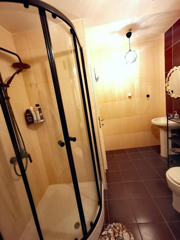 Koupelna v ubytování Ariya mare apartman Risan Montenegro, na plaži