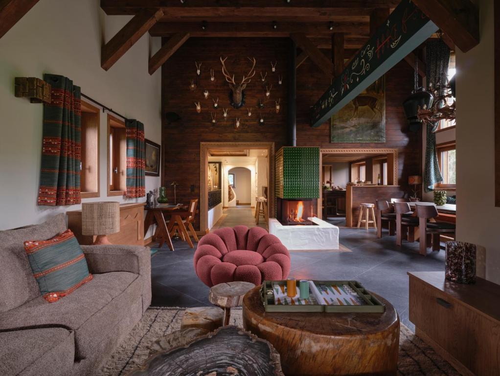 salon z kanapą i stołem w obiekcie Chalet Molitor, avec services, Collection Chalets des Fermes w mieście Megève