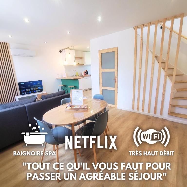 un salon avec une table et un canapé dans l'établissement L'Escapade de Watten, à Watten