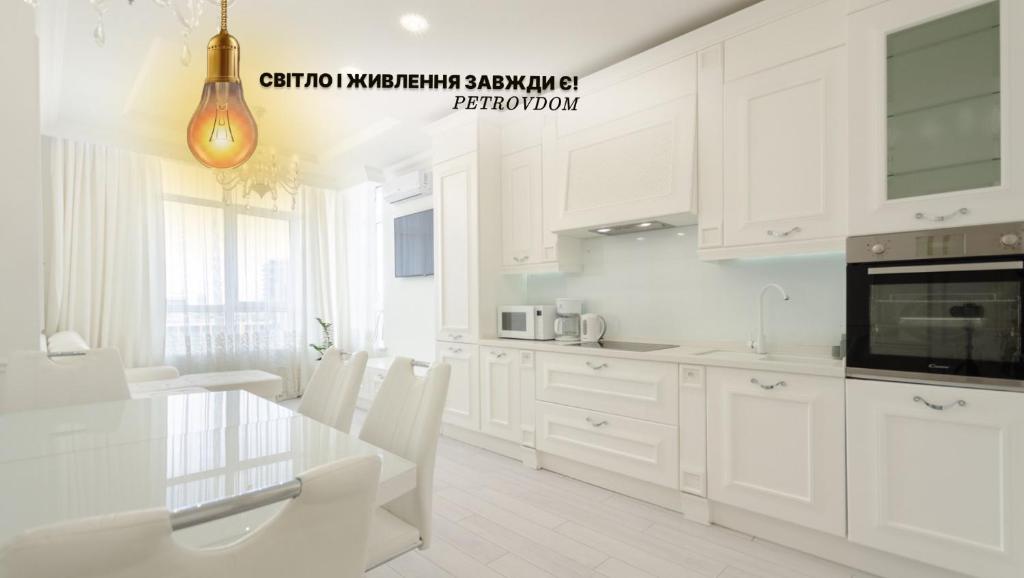 Kuchyňa alebo kuchynka v ubytovaní Petrovdom Apartments 10-353 in RC Central Park, 7 John McCain Street