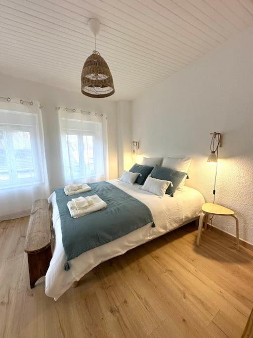 - une chambre avec un grand lit et une lampe pendant dans l'établissement Au Puy de Paugnat, à Charbonnières-lès-Varennes