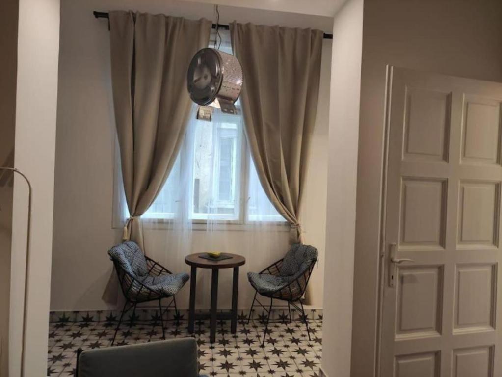 a room with two chairs and a table and a window at Golden Age Hollywood PROMO PRICE! in Vračar (historical)