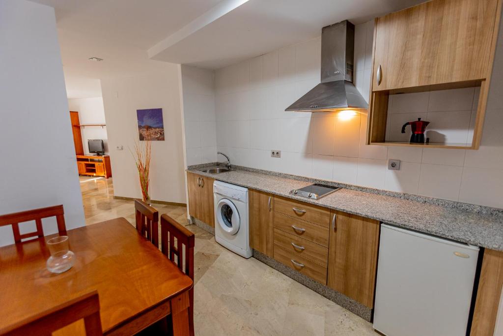 Kuchyň nebo kuchyňský kout v ubytování Apartamentos Aixa II