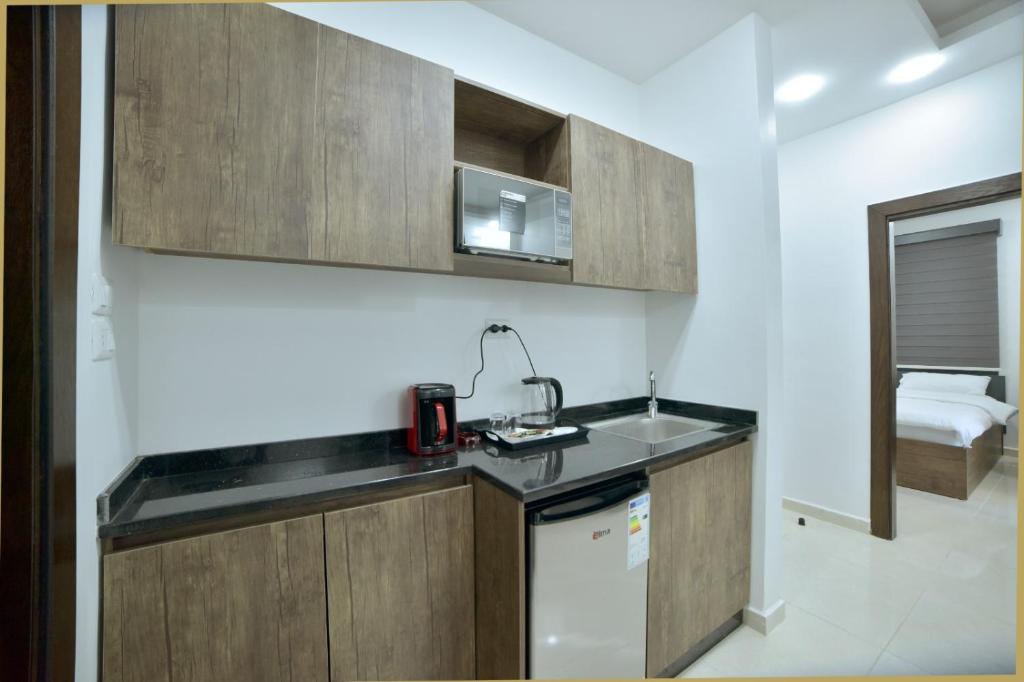 Kuchyň nebo kuchyňský kout v ubytování رمّ للأجنحة Rum Royal Suites