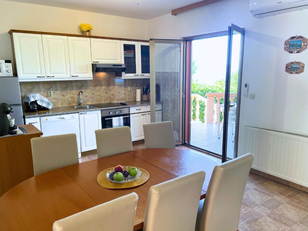 Kuchnia lub aneks kuchenny w obiekcie Apartments Irini