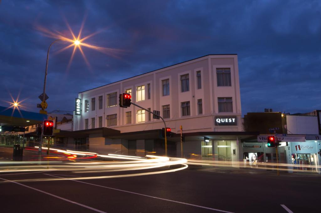 un bâtiment situé dans une rue de la ville la nuit avec des feux de circulation dans l'établissement Quest Whangarei, à Whangarei