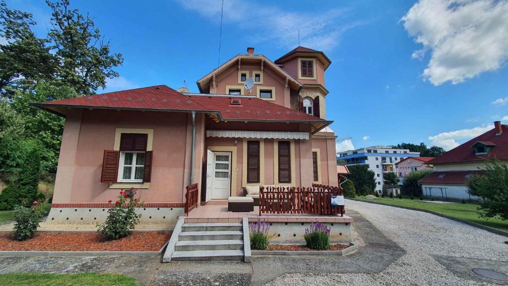 Budova, v ktorej sa apartmán nachádza