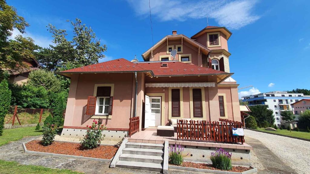 Budova, v ktorej sa apartmán nachádza