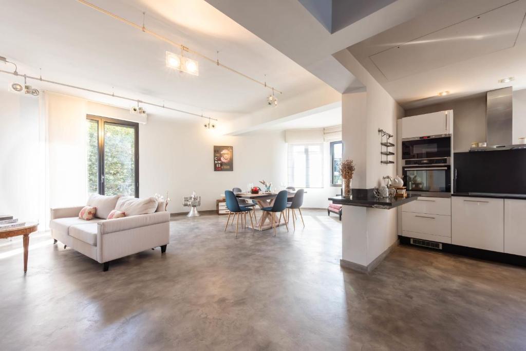 un grand salon avec un canapé et une table dans l'établissement Duplex Walking from the Beach, à Cannes