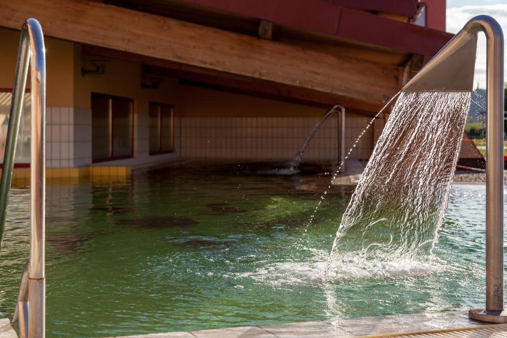 Bazén v ubytování Vulkán Wellness Hotel & Camping nebo v jeho okolí