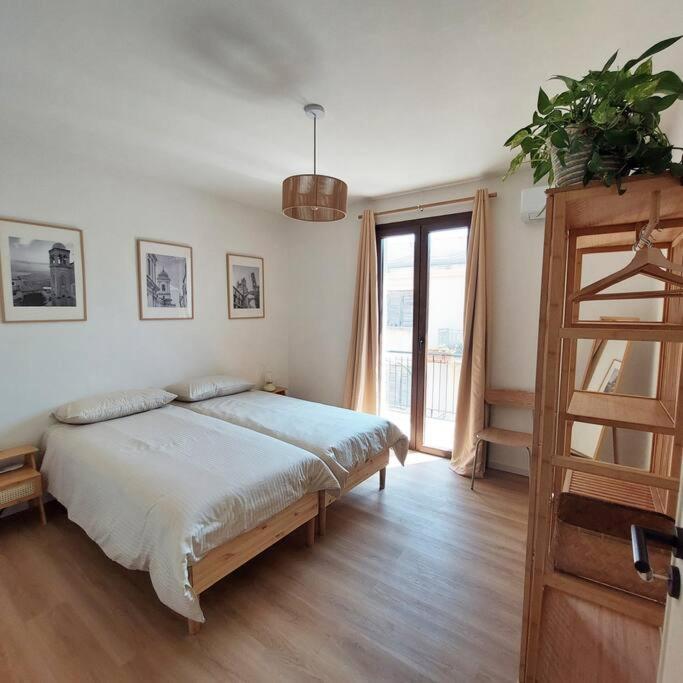 メンフィにあるCavour 74 Guest Houseの大きなベッドと窓のある寝室