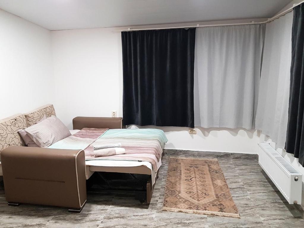 Postel nebo postele na pokoji v ubytování Домик у реки Куры