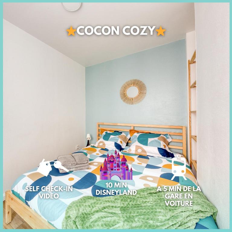 - une chambre avec un lit muni d'un panneau de coganocité dans l'établissement Cocon Cozy - 10 min Disney - Cozy Houses, à Bussy-Saint-Georges