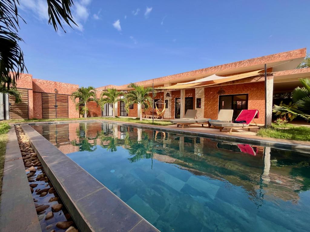 Bazén v ubytování La Villa Awalie, maison de charme avec piscine nebo v jeho okolí