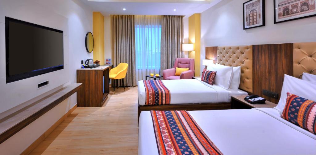 Postel nebo postele na pokoji v ubytování Golden Tulip Agra