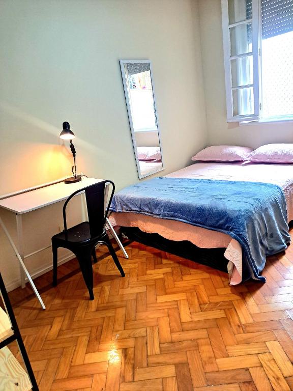 Postel nebo postele na pokoji v ubytování Quarto com Anfitriã em Copa