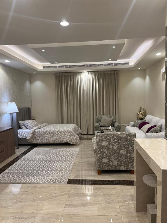 Postel nebo postele na pokoji v ubytování استديو مودرن لنساء فقط نعتذر من الرجال Modern studio for women only we apologize to men