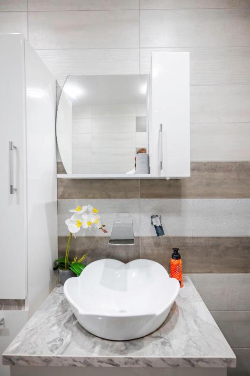 Koupelna v ubytování Feel Right at Home - Bright and Modern Apartment by Flat Mаnager