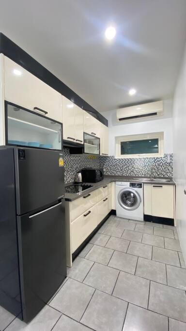Kuchyň nebo kuchyňský kout v ubytování Pool Villa Pattaya Phratamnak C2- 2 bedroom