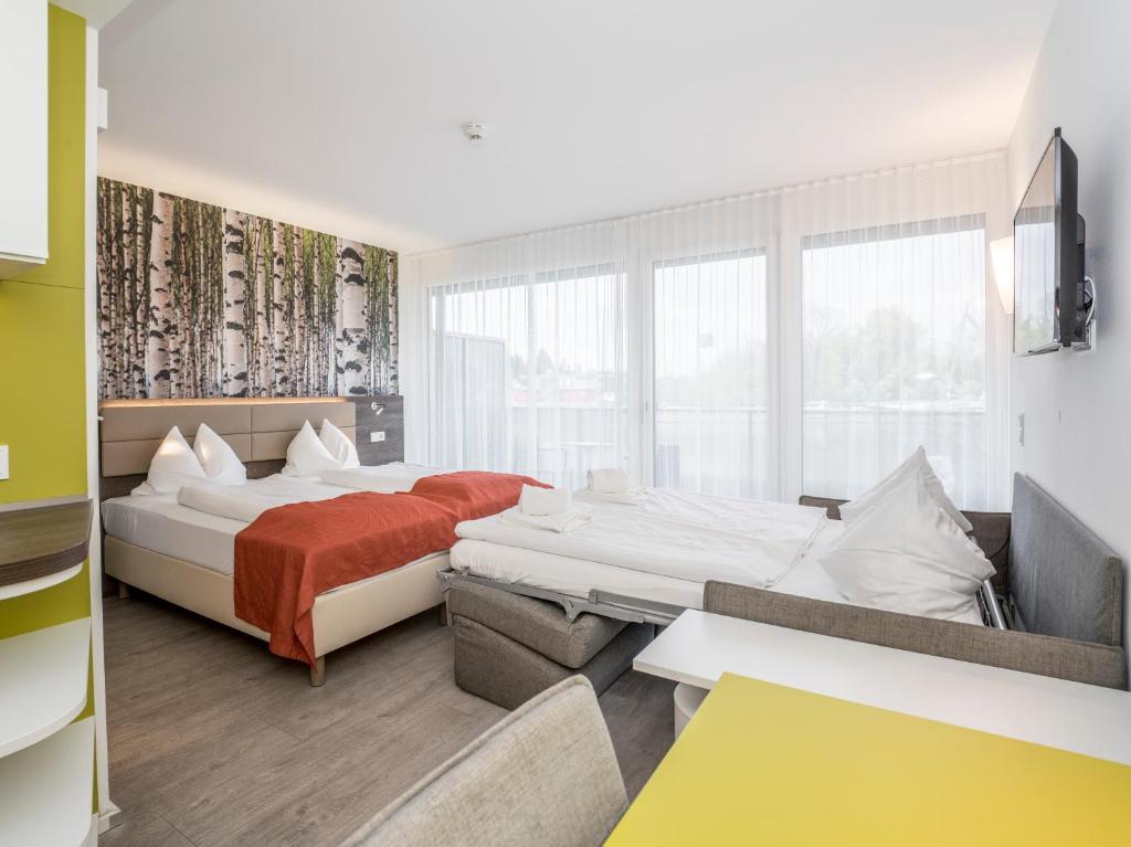 Postel nebo postele na pokoji v ubytování Eco Suite Hotel