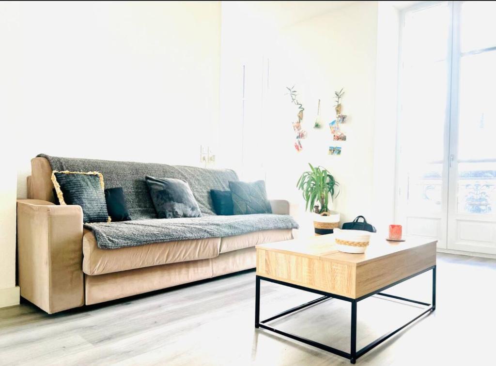 un salon avec un canapé et une table basse dans l'établissement Spacieux 4 couchage plein centre, à Nice