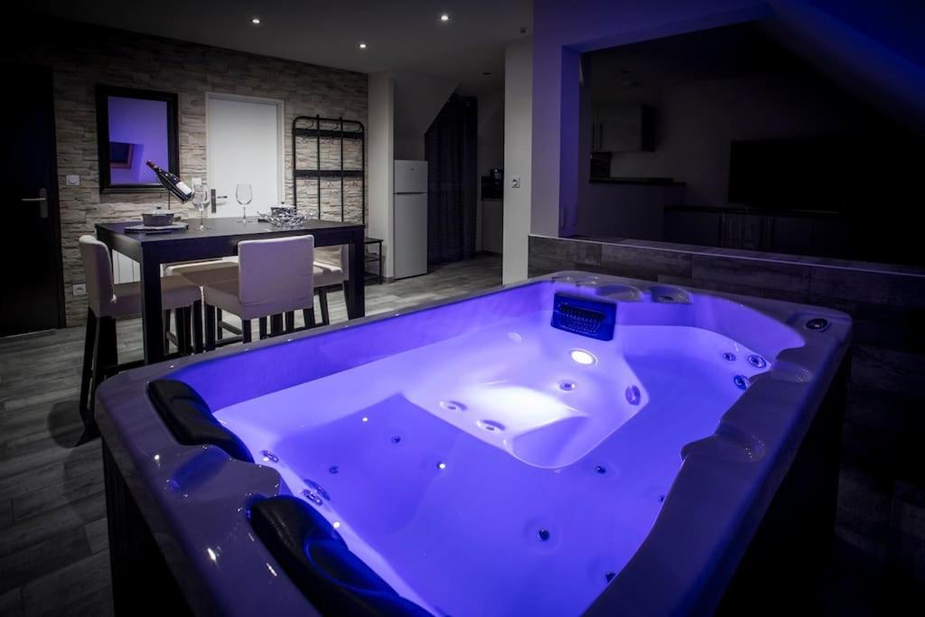 un jacuzzi au milieu d'une pièce dans l'établissement VIP 2 Loft avec spa privatif à 10 min de Dijon, à Fauverney