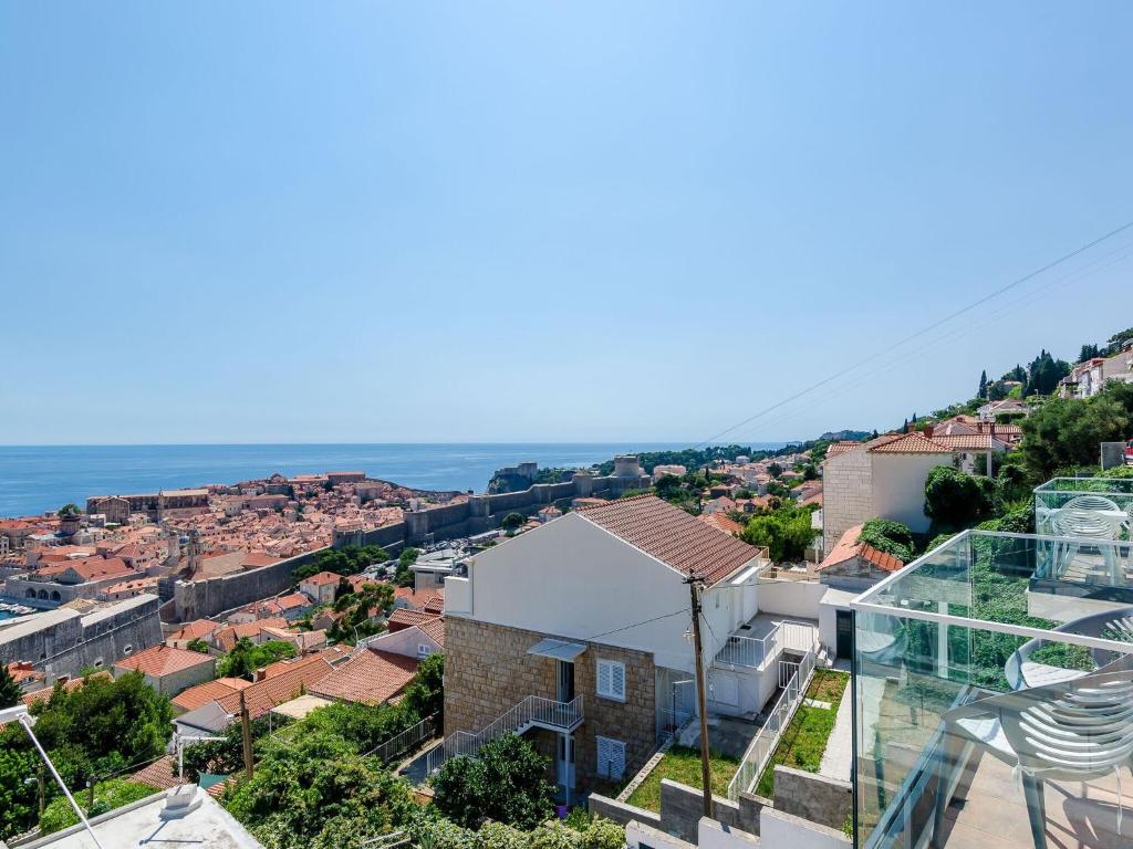Apartments Isabora - Comfort Three-Bedroom Apartment with Balcony and Sea View Second Floor