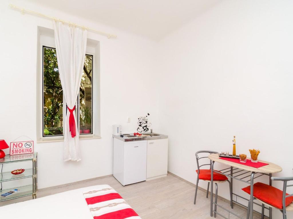 Apartment Caceris - Comfort Studio Apartment with Terrace