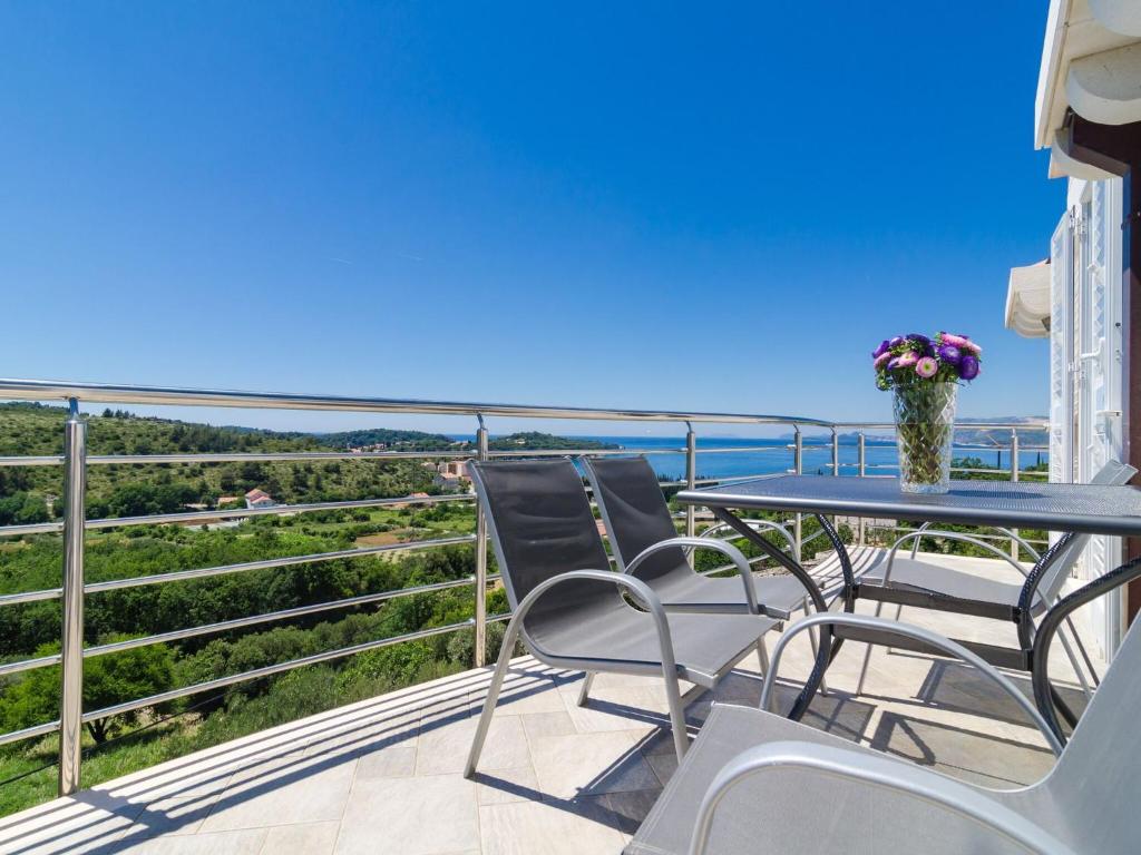 Apartment Feel Phili - Two Bedroom Apartment with Balcony and Sea View