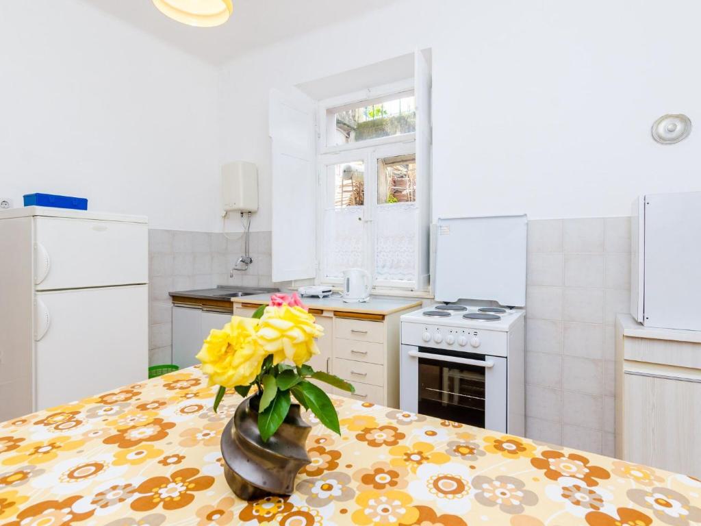 Apartment Lucy - Two Bedroom Apartment with Terrace and City View Gustin