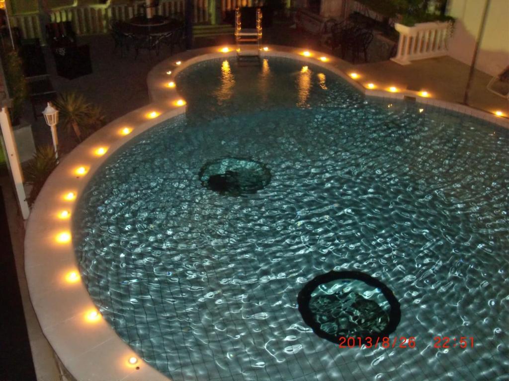 Πισίνα στο ή κοντά στο 2 bedroom apartment with terrace
