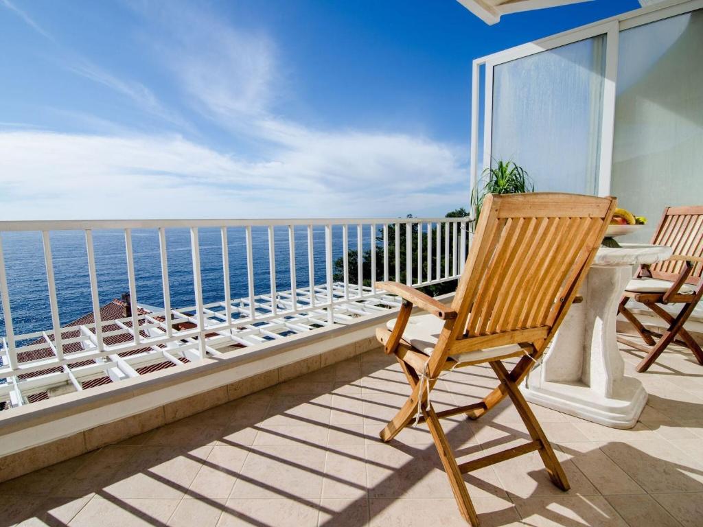 Apartment Paco - Three-Bedroom Apartment with Balcony and Sea View