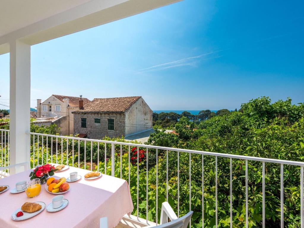 Apartment Lena - Three-Bedroom Apartment with Balcony and Sea View