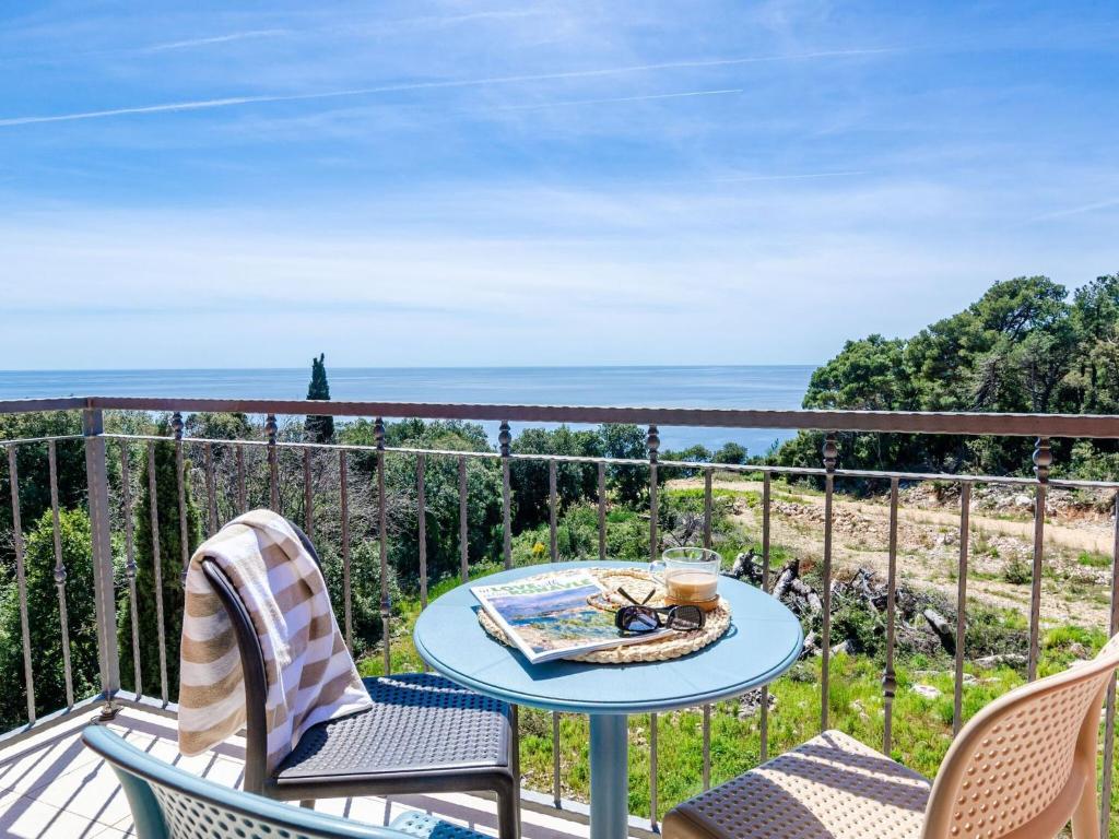 Un balcón con mesa y sillas y el mar. en Apartments Villa Lukas - ''No 9'' Gallery Two Bedroom Apartment with Balcony and Sea View, en Cavtat