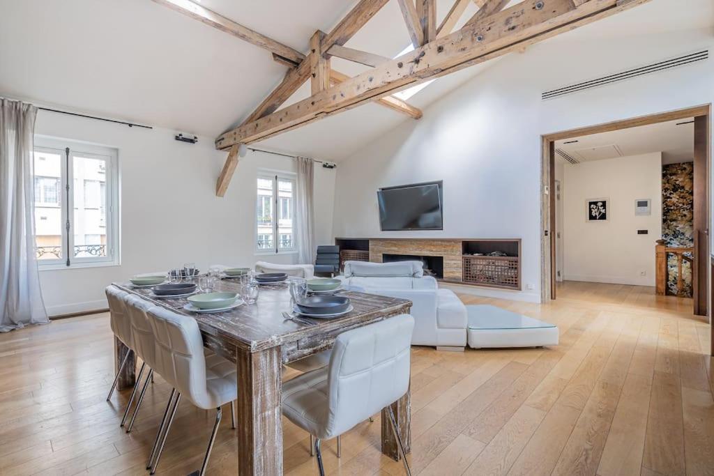 - un salon décloisonné avec une table et des chaises dans l'établissement Hôtel particulier dans le 17ème arondissement, à Paris