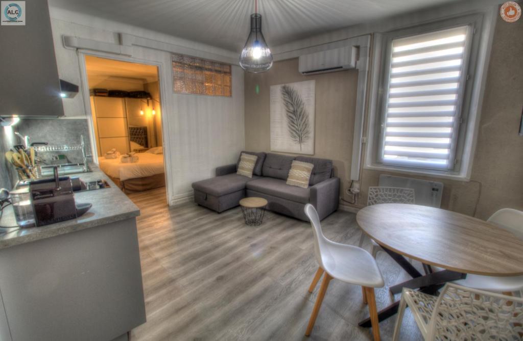 Il dispose d'une cuisine et d'un salon avec une table et un canapé. dans l'établissement ALC - FF39 - 9 min Palais and Beaches, à Cannes
