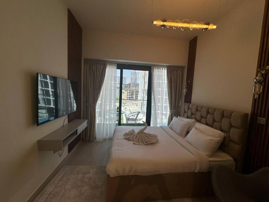 TV a/nebo společenská místnost v ubytování Stunning Studio in Meydan