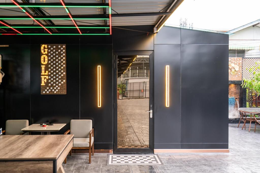 A black-walled dining area opens onto an outdoor courtyard.