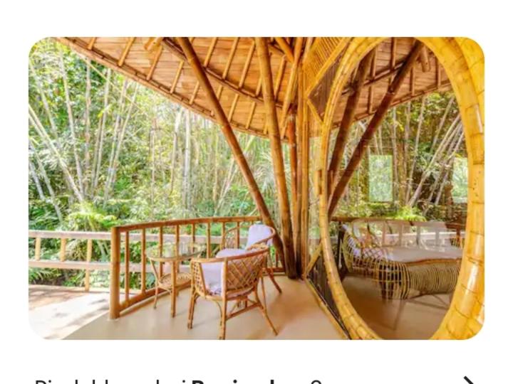 un gazebo con sedie e tavoli su una terrazza di Bamboohouse pondok salacca #salacca inn a Manggis