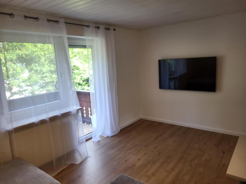 TV a/nebo společenská místnost v ubytování Schöne 2 Zimmerwohnung in Crailsheim