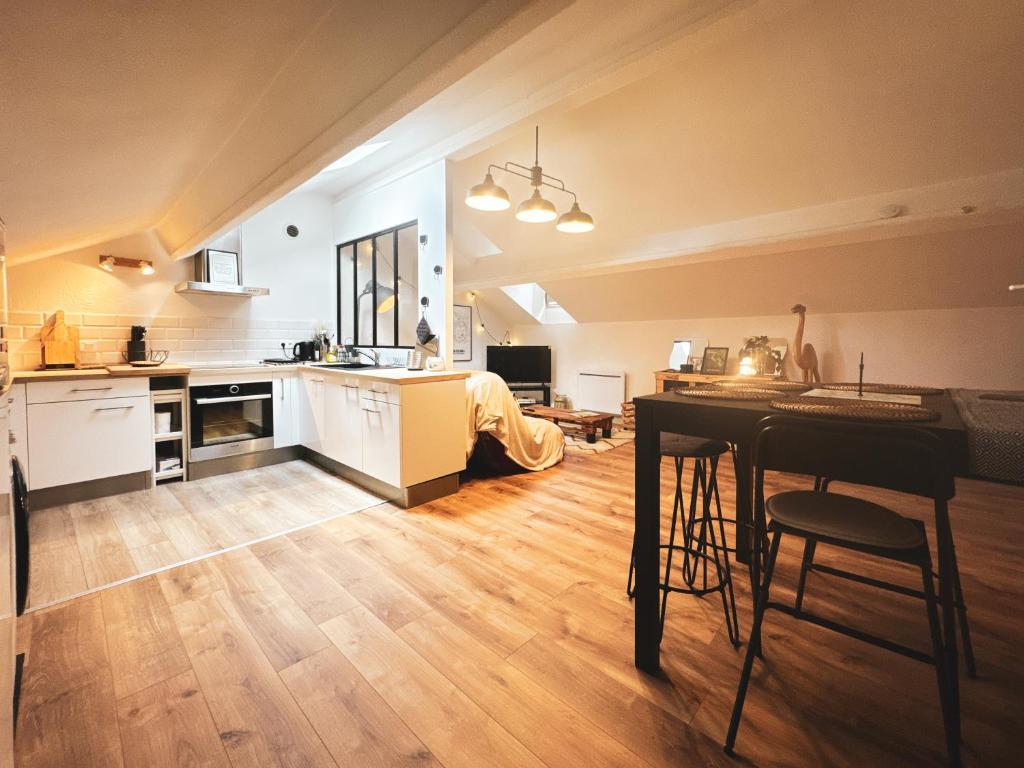 Il comprend une cuisine et un salon avec une table. dans l'établissement Le Mafate Appartement 2 Chambres, à Périgueux