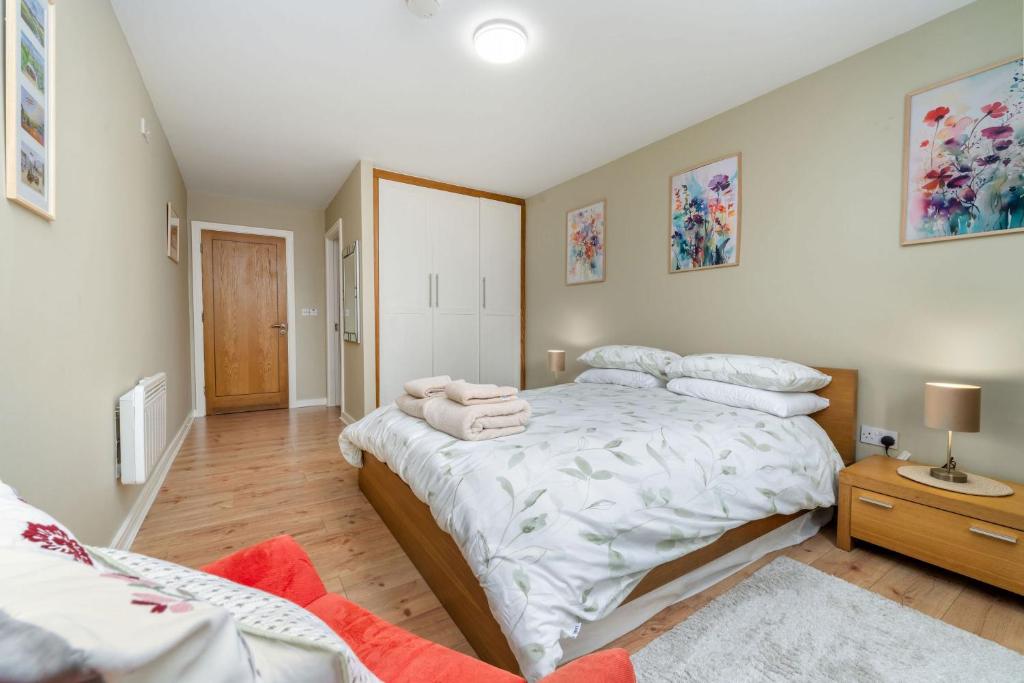 Postel nebo postele na pokoji v ubytování Apartment 453 - Clifden
