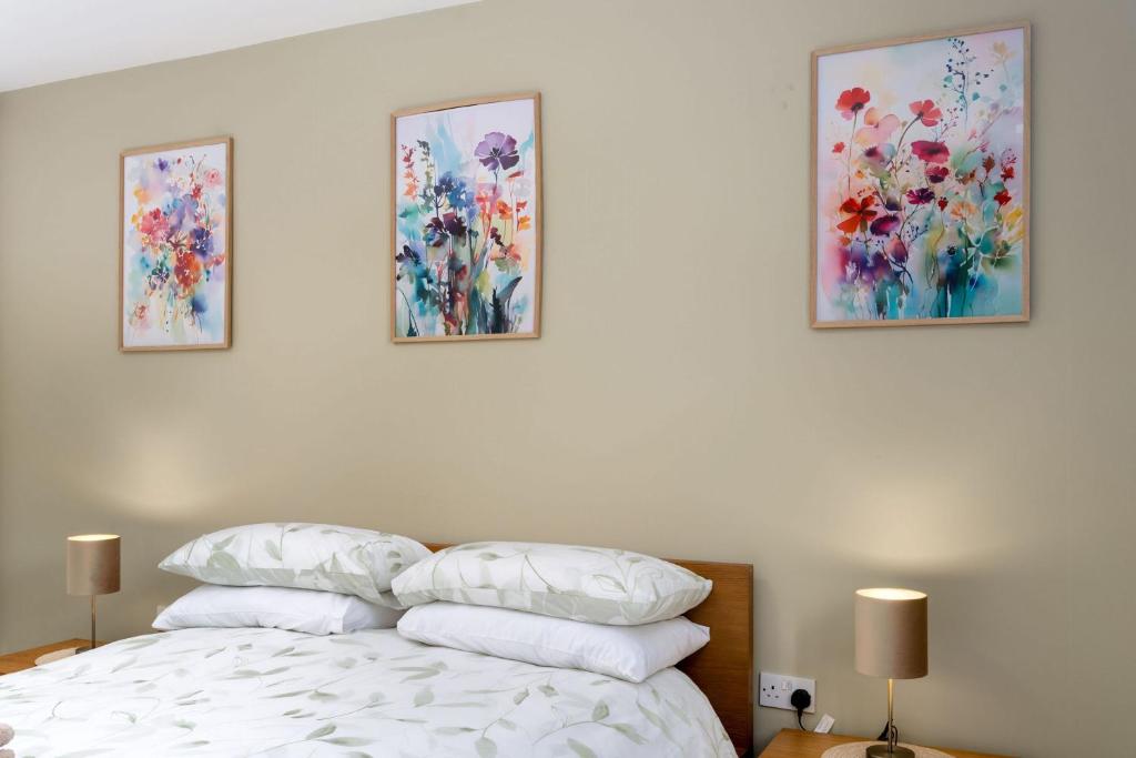 Postel nebo postele na pokoji v ubytování Apartment 453 - Clifden