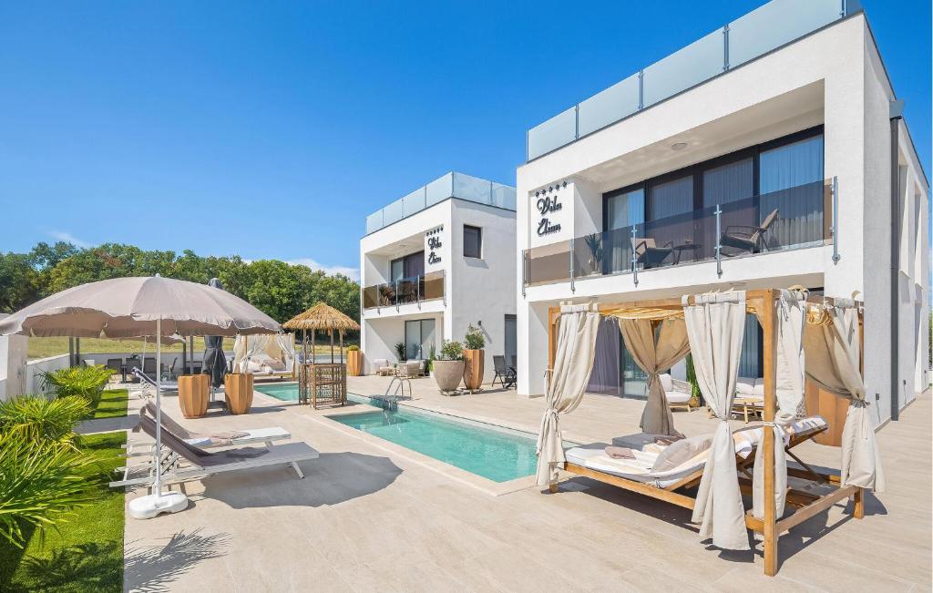 una imagen de una villa con piscina en Lovely Home In Vrvari With Sauna, en Poreč