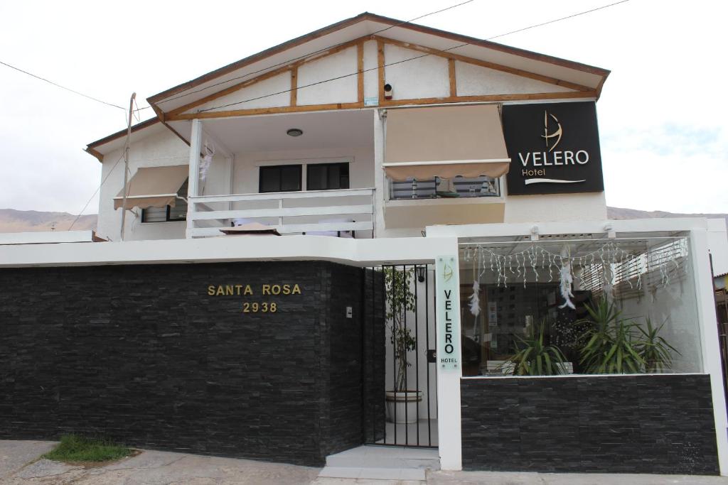 伊基克的住宿－Hotel Velero Sur，前面有门的建筑