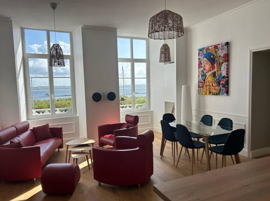 un salon avec des canapés, une table et des chaises dans l'établissement Appartement de standing Face Mer, au Croisic